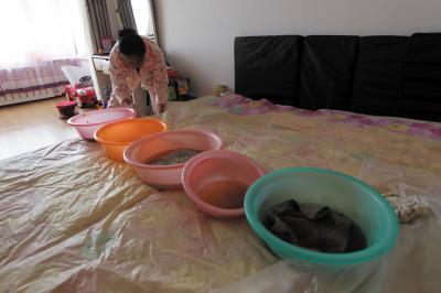 革吉楼上漏水，住户失联，小区没物管，业主维权难！律师来支招……